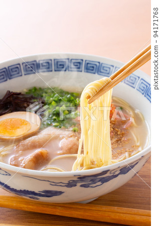 Eat pork bone ramen 94171768