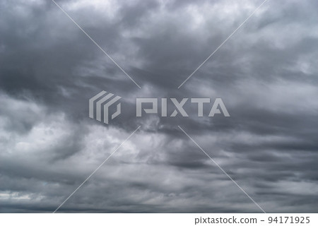 冒泡的多雲天空背景 b-4 高對比度 94171925
