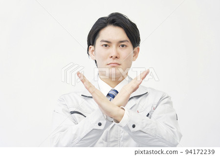 在白色背景上劃掉的工人 94172239