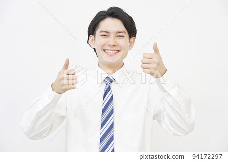 商人在白色背景上用雙手給出一個好兆頭 94172297