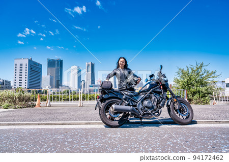 一位騎著大型巡洋艦自行車遊覽橫濱的女騎手 一位騎著大型巡洋艦自行車遊覽橫濱的女騎手 94172462