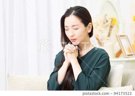 A woman sitting on the sofa in the living room and asking A woman sitting on the sofa in the living room and asking 94173522