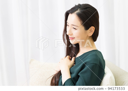 握她的在她的胸口的婦女手 握她的在她的胸口的婦女手 94173533
