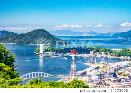 A distant view of the city of Hiroshima. A view of the coastal areas of the Seto Inland Sea in the city, such as Motoujina Park and Ninoshima. Look at the deep blue sky and sea. 94173608
