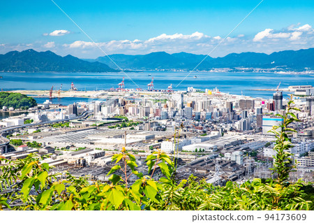 這是廣島市港區的風景。遠處可以看到宇品、出島地區和宮島。享受瀨戶內海的美景。廣島 94173609