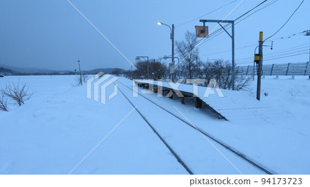 清晨南法部站的月台和軌道 清晨南法部站的月台和軌道 94173723
