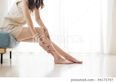 美腿女性進行腫脹護理、足部護理和足部按摩 美腿女性進行腫脹護理、足部護理和足部按摩 94173797