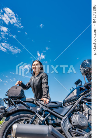 一位騎著大型巡洋艦自行車遊覽橫濱的女騎手 94173896