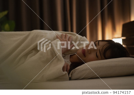 一個因寒冷，寒冷，發冷而無法入睡的女人 94174157