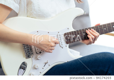 彈吉他的女人（身體部位） 94174203