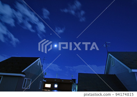 9 月住宅區上空的星空。木星和土星在滿月周圍的東南夜空中排列。 9 月住宅區上空的星空。木星和土星在滿月周圍的東南夜空中排列。 94174815
