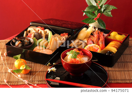 新年菜餚和 ozoni 94175071