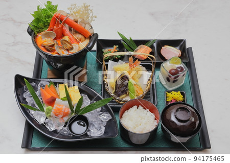 Image of a dinner set at a hotel or inn 94175465