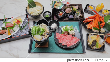 在酒店或旅館享用自助晚餐的圖片 94175467