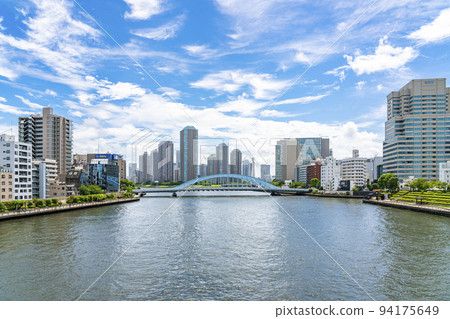 [Tokyo] Many tower apartments and the Eitai Bridge over the Sumida River 94175649