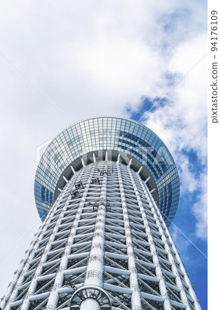 [Tokyo] Looking up at the Tokyo Skytree from directly below 94176109