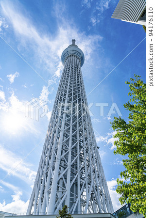 [Tokyo] Looking up at the Tokyo Skytree from directly below 94176110