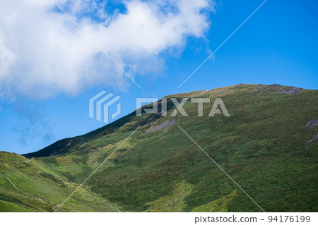 夏季百座名山之一月山，在藍天下可以看到通往山頂的山路 94176199