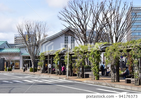 靜岡縣三島市 JR 三島站南口、車站前廣場和旋轉 94176373