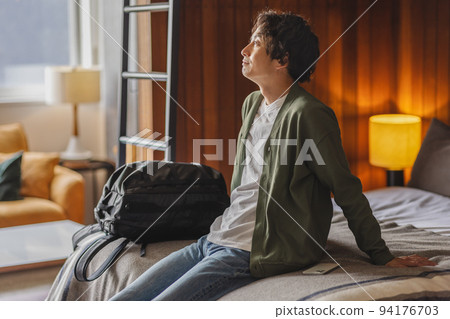 男性肖像 94176703