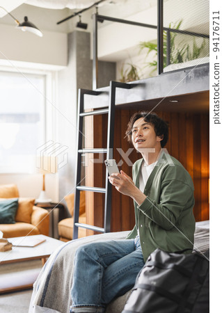 男子在酒店放鬆 94176711