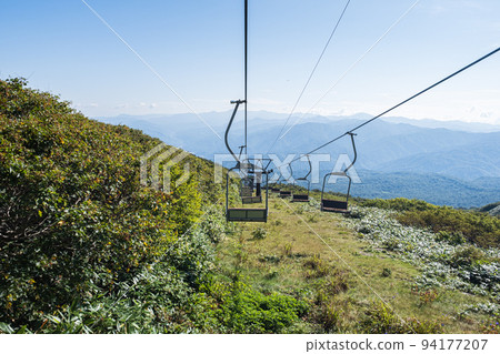 乘坐月山纜車前往百座名山之一的月山，夏季滑雪和徒步旅行。 94177207