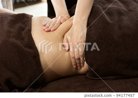 Tummy oil massage 94177487