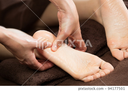 這位女士正在接受足部按摩。 這位女士正在接受足部按摩。 94177501