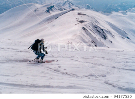 從山頂滑雪的月山早春 94177520
