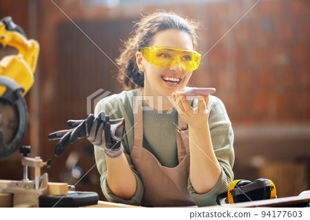woman carpenter in workshop 94177603