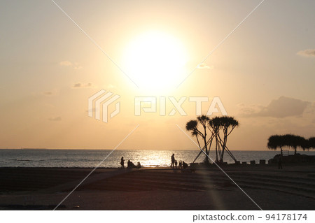 沖繩北谷公園日落海灘的日落 94178174