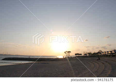 沖繩北谷公園日落海灘的日落 94178175