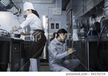 在餐廳營業時進行維護的女工 94178734