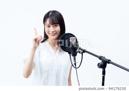 一位年輕的女士唱歌 94179230