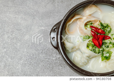 韓國食物餃子kalguksu菜在鍋裡 94180708