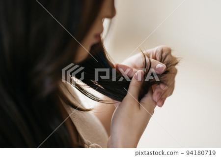 頭髮受損、分叉和捲髮的女性 94180719