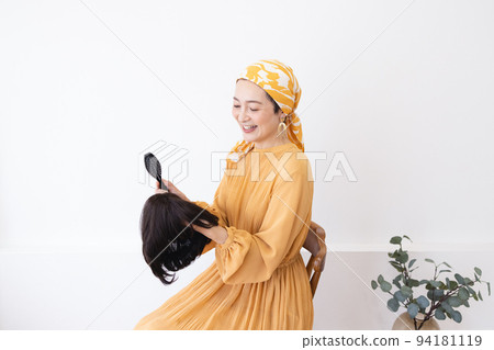 照顧她的假髮的婦女 94181119