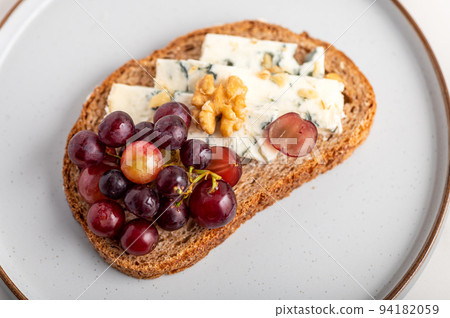 Toast with blue cheese and grapes 94182059