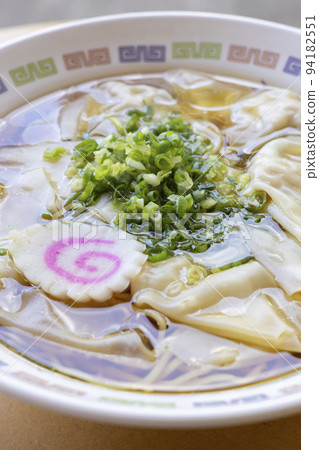 delicious wonton noodles 94182551