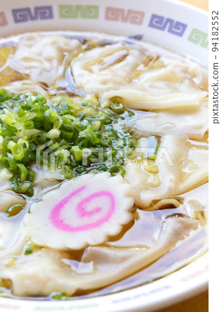 delicious wonton noodles 94182552