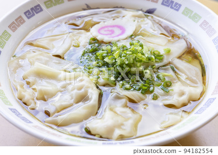 delicious wonton noodles 94182554