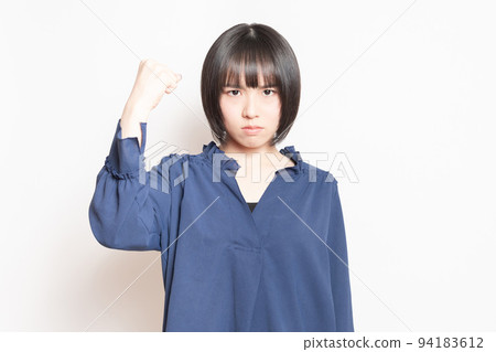 站在白色背景前的憤怒的年輕女子 94183612