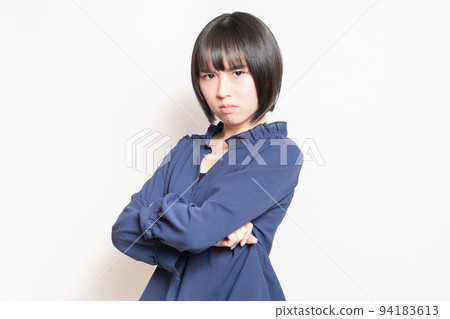 站在白色背景前的憤怒的年輕女子 94183613