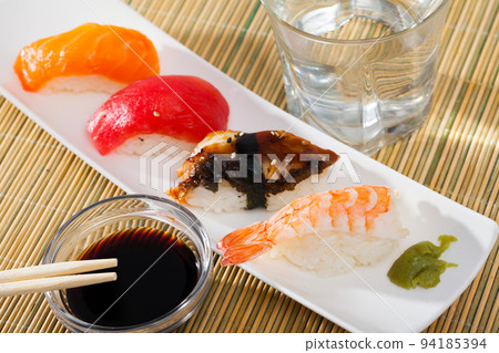 Nigirizushi with fish fillets and prawn 94185394