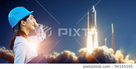 看太空火箭發射的女工程師 94185595