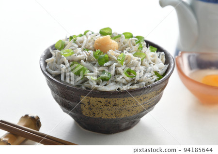 銀魚飯碗配生薑、筷子、醬油罐和生雞蛋(白色背景) 銀魚飯碗配生薑、筷子、醬油罐和生雞蛋(白色背景) 94185644