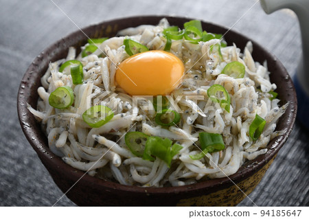 煮熟的銀魚碗特寫鏡頭，上面放著雞蛋 94185647