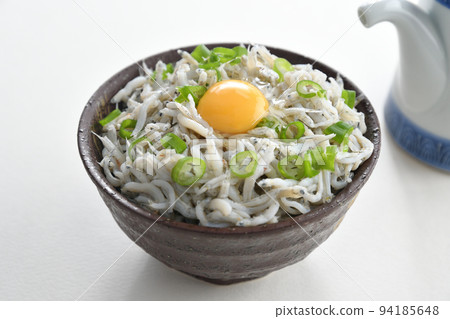 Fried whitebait rice bowl topped with egg (white background) 94185648