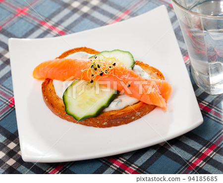 Sandwich with salmon, cucumber, sauce 94185685