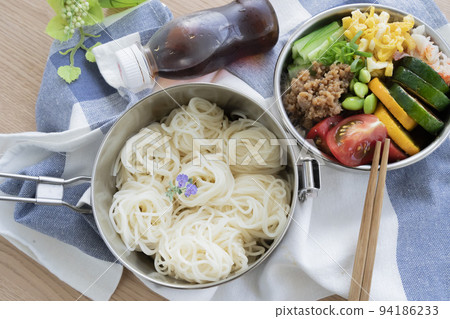 健康時尚的素面便當 94186233